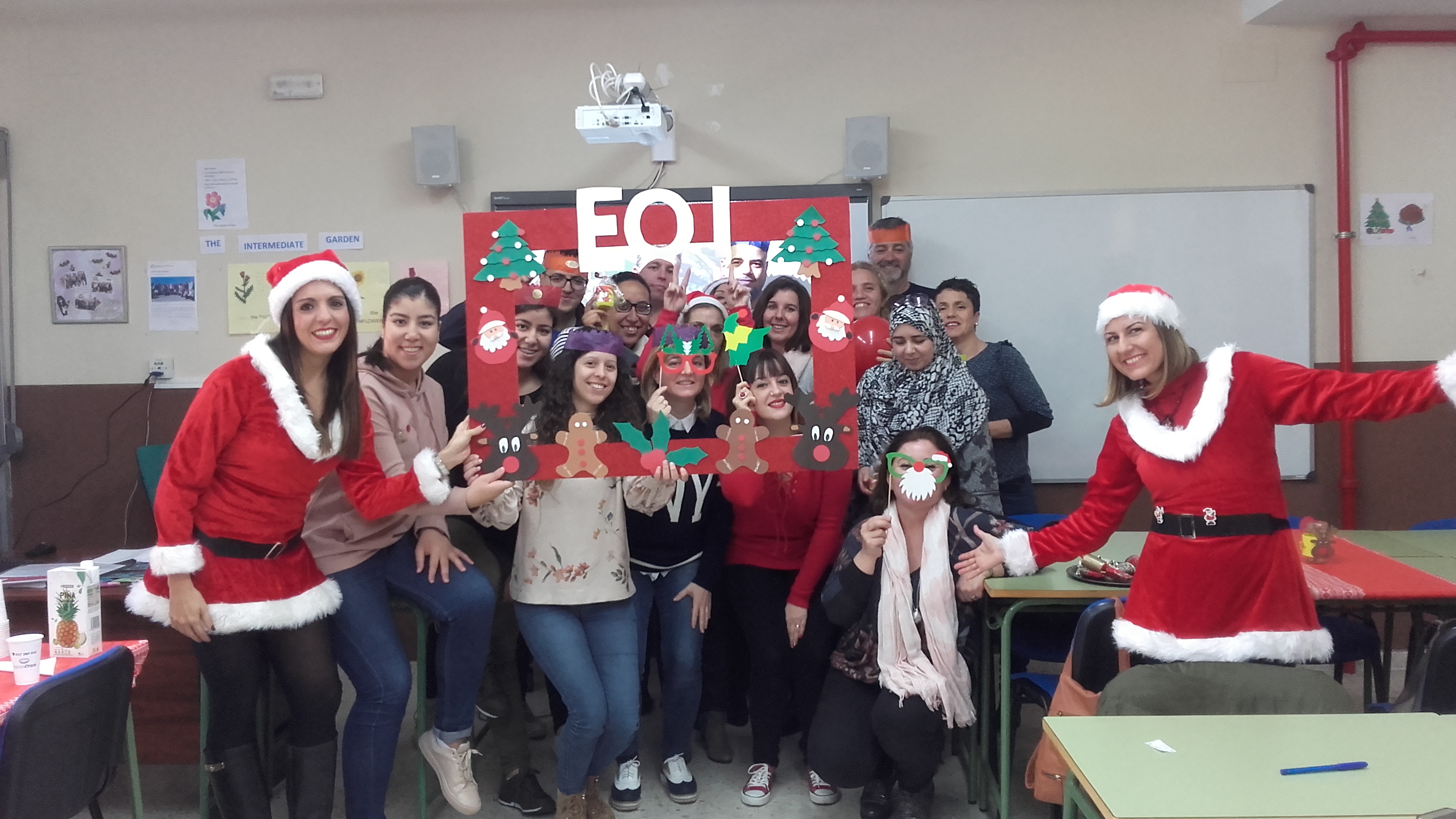 English students have had a great time celebrating Christmas.