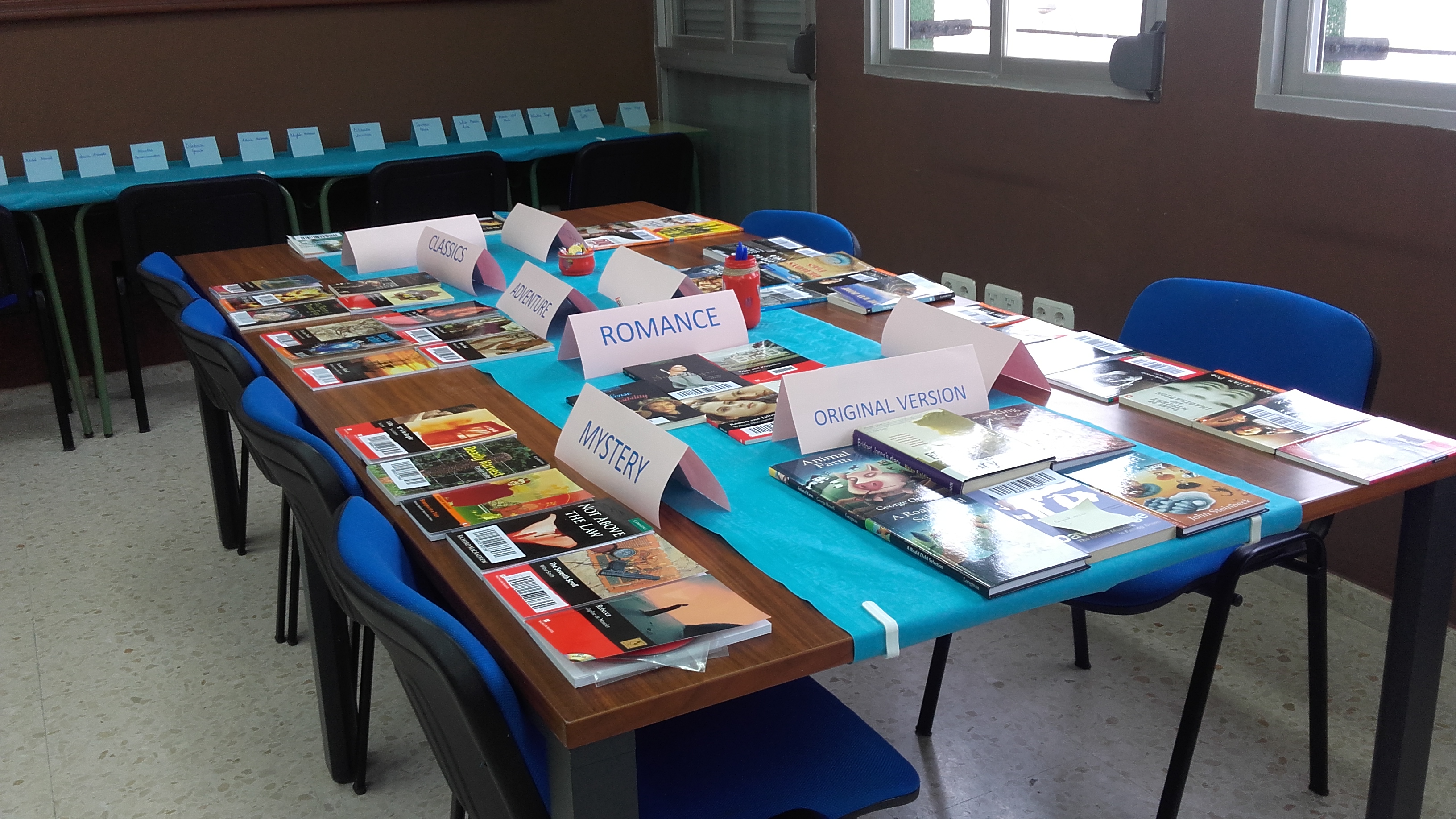 El departamento de inglés ha organizado una cata de libros en la que los alumnos han probado diferentes libros y compartido sus impresiones sobre sus libros favoritos.