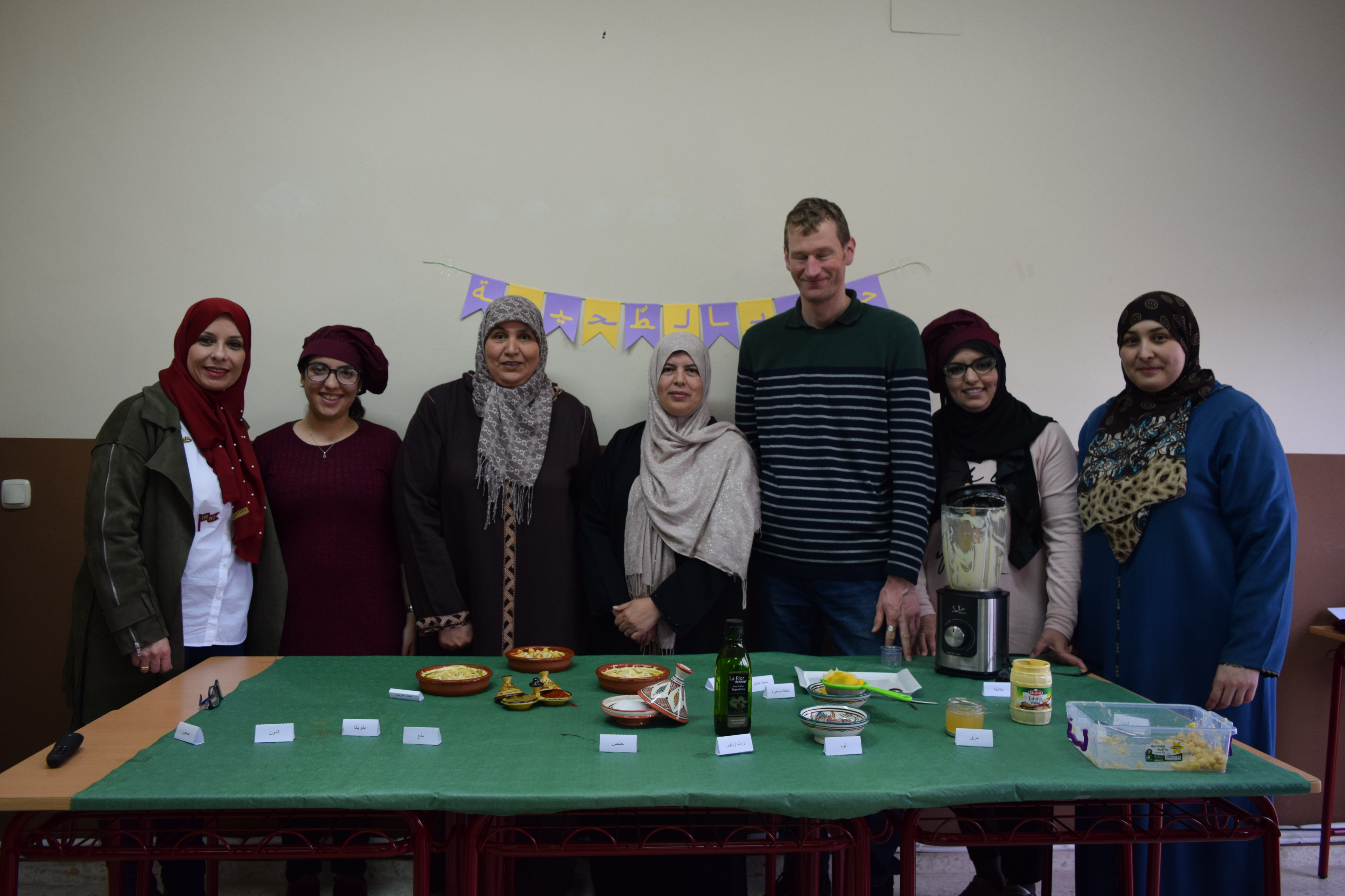 El departamento de árabe ha organizado con motivo de la semana cultural un taller en el que los alumnos han aprendido a preparar el hummus.