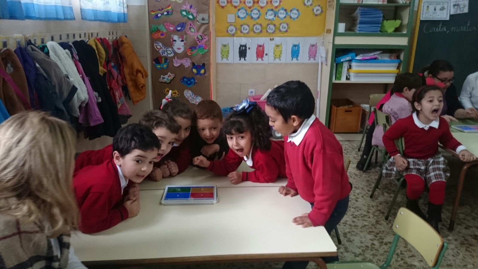 Los alumnos de Educación Infantil utilizando las tabletas con la aplicación Kahoot.