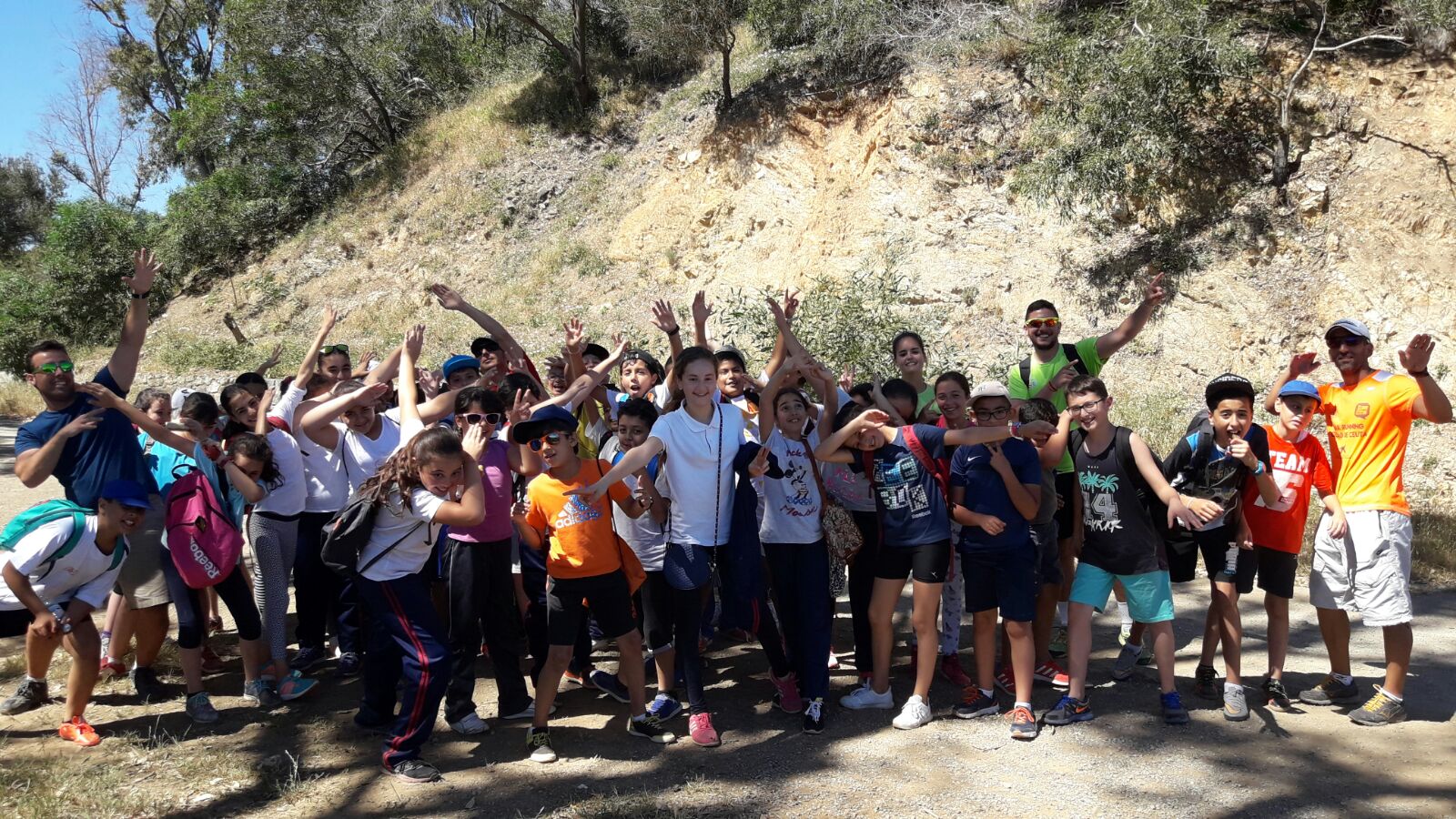 Los alumnos de quinto y sexto de educación primaria fueron de excursión a la federación de montaña, escalada y cabullería de Ceuta.