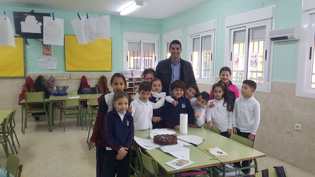 Los alumnos y alumnas de segundo de educación primaria hicieron el teatro MUS-E. El maestro Diego les ha traido una tarta por lo bien que lo han hecho.