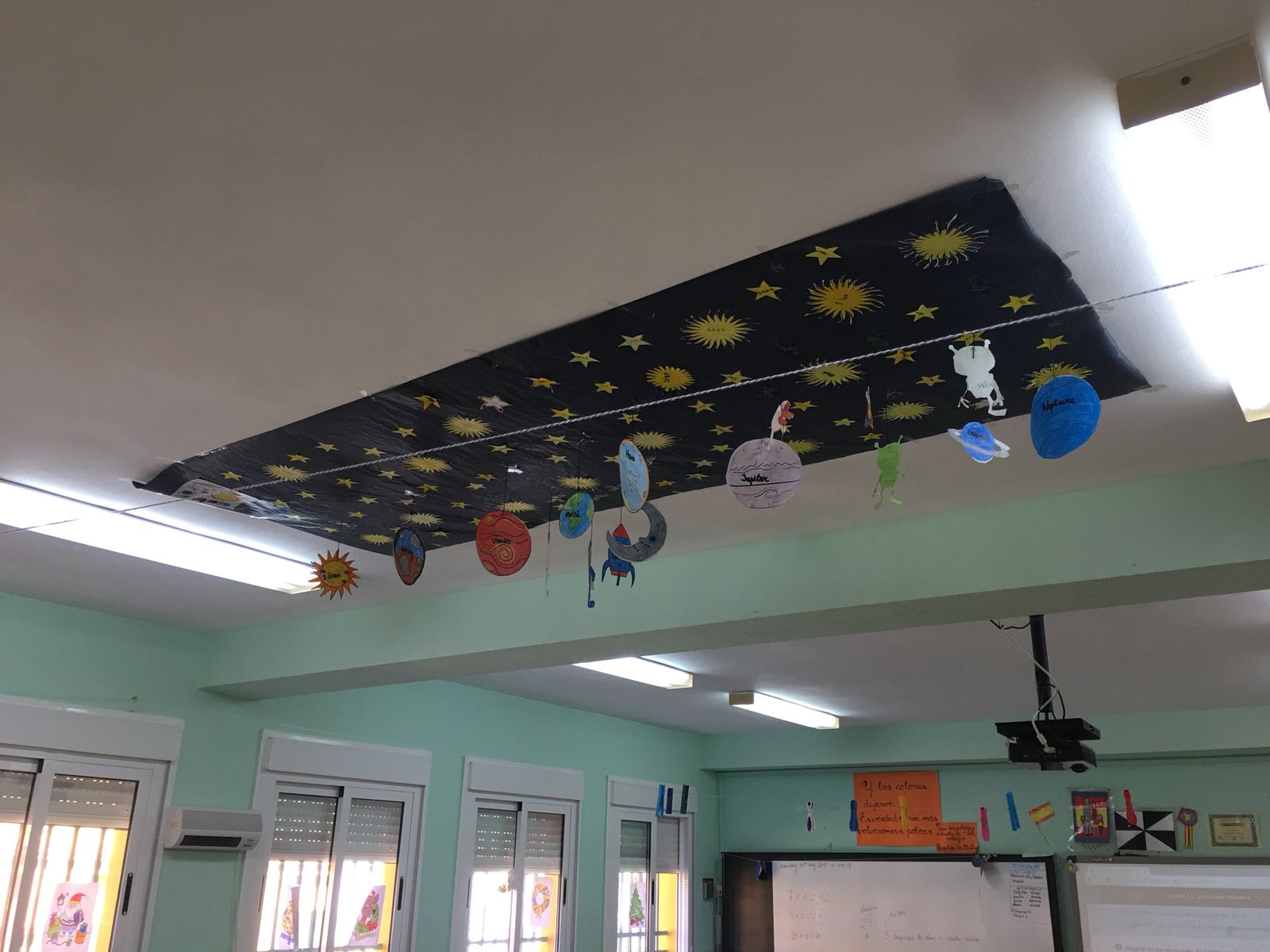 Los alumnos y alumnas de segundo de educación primaria trabajan con el programa bilingüe. Se imparten ciencia en inglés, han realizado un mural de nuestro sistema solar para trabajar los nombres de los planetas y del resto de elementos del sistema solar.